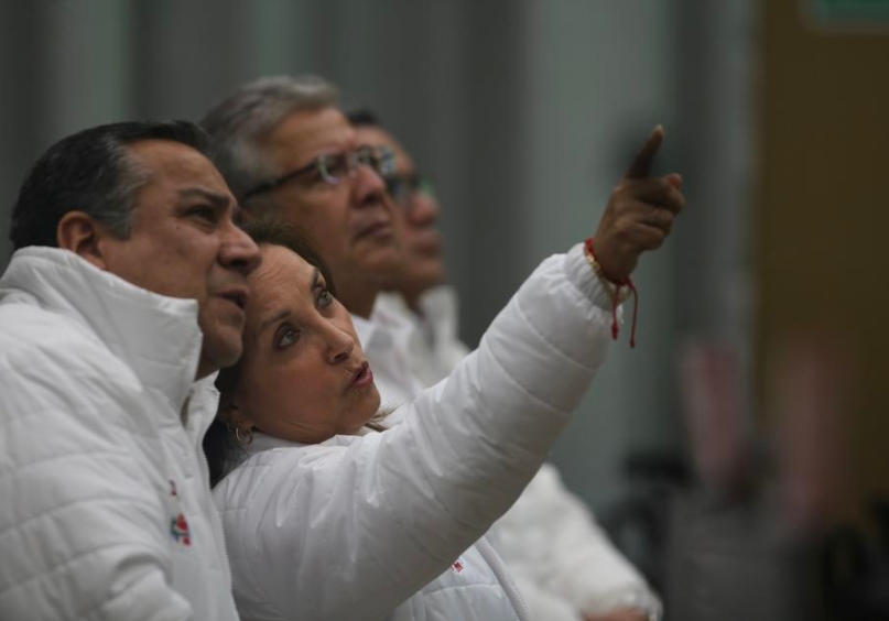 (De izq. a der.) El presidente del Consejo de Ministros peruano, Gustavo Adrianzén, la presidenta peruana, Dina Boluarte, el ministro de Defensa peruano, Walter Astudillo, y el ministro del Interior peruano, Juan José Santivá?ez, supervisan el primer Simulacro Nacional Multipeligro 2024 en la sede operativa del Centro de Operaciones de Emergencia Nacional, en Lima, Perú, el 31 de mayo de 2024. (Xinhua/Mariana Bazo)