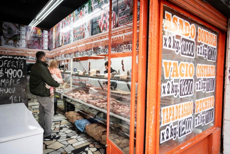 Imagen del 29 de agosto de 2024 de un hombre comprando carne junto a su hija en la carnicería "Tradición Argentina", en la ciudad de Buenos Aires, capital de Argentina. (Xinhua/Martín Zabala) 