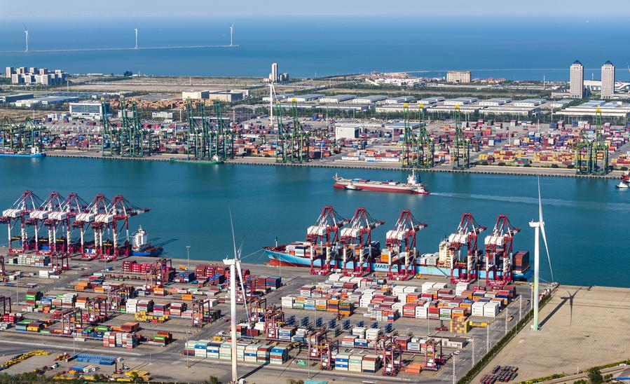 Esta foto aérea del 25 de abril de 2025 muestra a embarcaciones de carga en el puerto de Tianjin, en el norte de China. (Xinhua/Zhao Zishuo)