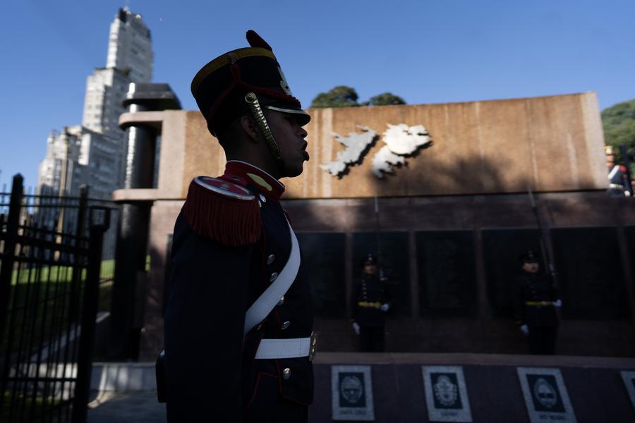 Un miembro del Regimiento de Granaderos a Caballo custodia el cenotafio durante un acto realizado frente al Monumento a los Caídos en Malvinas, al cumplirse 43 a?os del inicio de un conflicto bélico entre Argentina y el Reino Unido, en la ciudad de Buenos Aires, Argentina, el 2 de abril de 2025. (Xinhua/Martín Zabala)