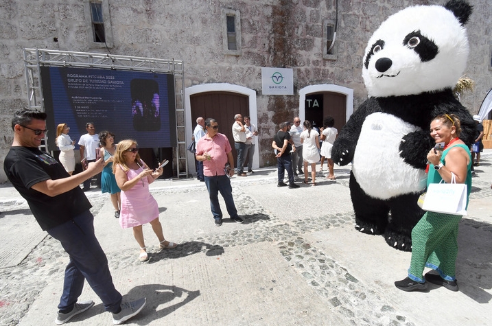 Imagen del 2 de mayo de 2025 de una mujer posando para una fotografía junto a una persona disfrazada de panda en el Parque Histórico Militar Morro-Caba?a, sede de la edición 43 de la Feria Internacional del Turismo FITCuba 2025, en La Habana, capital de Cuba. (Xinhua/Joaquín Hernández)