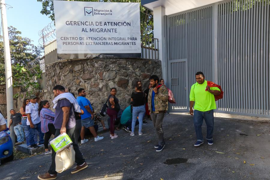 Imagen del 12 de febrero de 2025 de migrantes salvadore?os deportados de Estados Unidos buscando a sus familiares frente a la Gerencia de Atención al Migrante, en el departamento de San Salvador, El Salvador. (Xinhua/Alexander Pe?a)