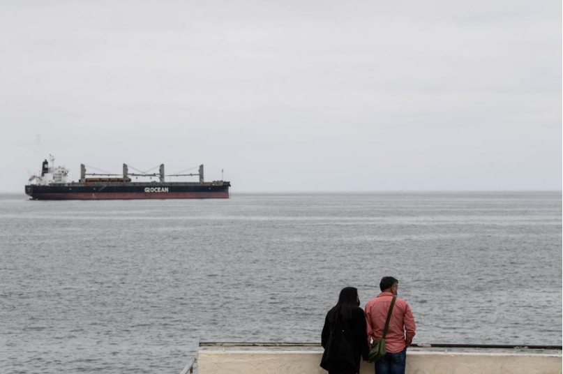 Personas observan el mar desde un mirador, en Vi?a del Mar, Chile, el 30 de agosto de 2022. (Xinhua/Jorge Villegas)
