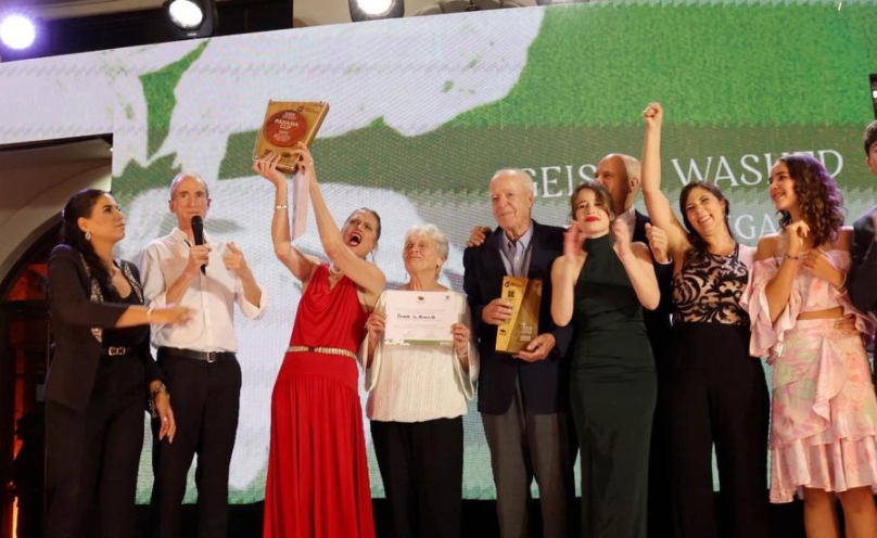 Imagen facilitada por la Asociación de Cafés Especiales de Panamá del 7 de junio de 2025 de Rachel Peterson (3-i), representante de la hacienda paname?a La Esmeralda, sosteniendo un trofeo durante la edición número 29 de la cata internacional "Best of Panama 2025" de la Asociación de Cafés Especiales de Panamá, en la provincia de Chiriquí, en el oeste de Panamá. (Xinhua/Asociación de Cafés Especiales de Panamá)