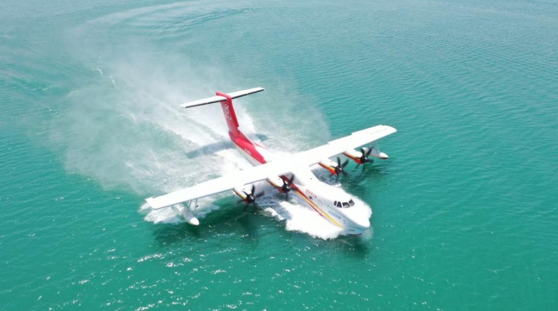 Imagen de un avión anfibio de gran tama?o AG600 contra incendios en un vuelo de prueba en Jingmen, provincia de Hubei, en el centro de China, en abril de 2023. (cortesía)