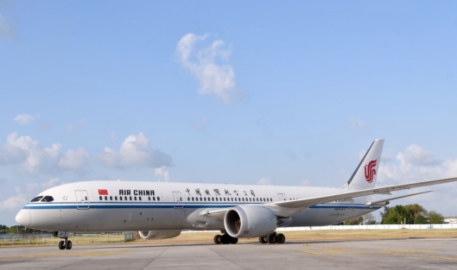Imagen del 17 de mayo de 2024 de una aeronave Boeing 787-9 de la compa?ía Air China arribando en el primer vuelo que reanuda la conexión aérea entre Cuba y China, en el Aeropuerto Internacional José Martí, en La Habana, capital de Cuba.(Xinhua/Lin Shaohui)