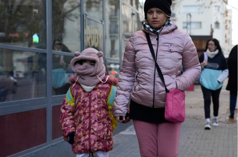 Una mujer y una ni?a caminan por una calle, en Montevideo, capital de Uruguay, el 24 de junio de 2025. (Xinhua/Nicolás Celaya)