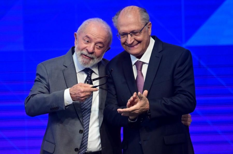 El presidente brasile?o, Luiz Inácio Lula da Silva (i), y el vicepresidente brasile?o, Geraldo Alckmin (d), reaccionan durante la apertura del Foro Empresarial de los BRICS, en Río de Janeiro, Brasil, el 5 de julio de 2025. (Xinhua/Lucio Tavora)