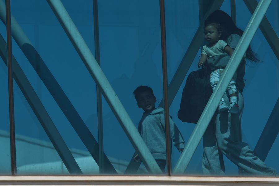 Una mujer y dos ni?os migrantes venezolanos deportados desde Estados Unidos llegan al Aeropuerto Internacional Simón Bolívar, en Maiquetía, estado de La Guaira, Venezuela, el 17 de junio de 2025. (Xinhua/Marcos Salgado)