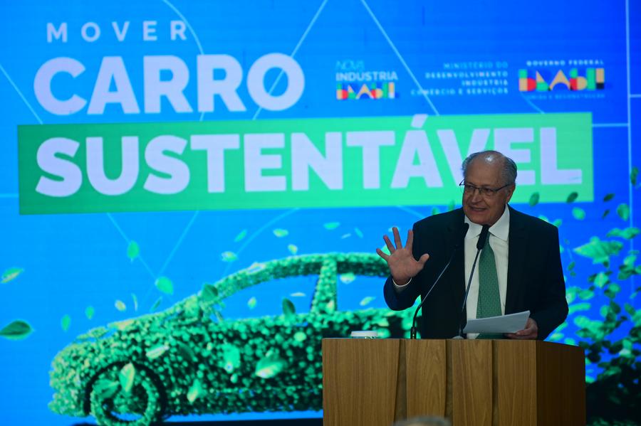 El vicepresidente brasile?o, Geraldo Alckmin, habla durante el anuncio de lanzamiento del proyecto "Automóvil Sostenible", en el Palacio de Planalto, en Brasilia, Brasil, el 10 de julio de 2025. (Xinhua/Lucio Tavora)