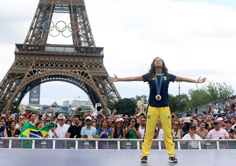 La patinadora brasile?a Rayssa Leal, medallista de bronce de street femenino de skateboarding, asiste a una celebración en el Parque de Campeones para los Juegos Olímpicos de París 2024, en París, capital de Francia, el 9 de agosto de 2024. (Xinhua/Luo Yuan)