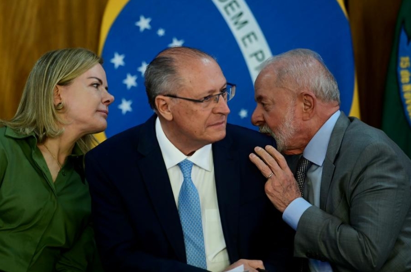 El presidente brasile?o, Luiz Inácio Lula da Silva (d), la ministra de la Secretaría de Relaciones Institucionales de Brasil, Gleisi Hoffmann (i), y el vicepresidente brasile?o, Geraldo Alckmin (c), asisten a una reunión en el Palacio de Planalto, en Brasilia, Brasil, el 14 de julio de 2025. (Xinhua/Lucio Tavora)