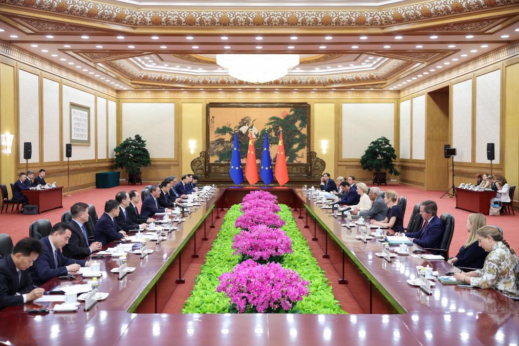 El primer ministro chino, Li Qiang, copreside la 25a Cumbre China-UE con el presidente del Consejo Europeo, Antonio Costa, y la presidenta de la Comisión Europea, Ursula von der Leyen, en el Gran Palacio del Pueblo, en Beijing, capital de China, el 24 de julio de 2025. (Xinhua/Liu Bin)