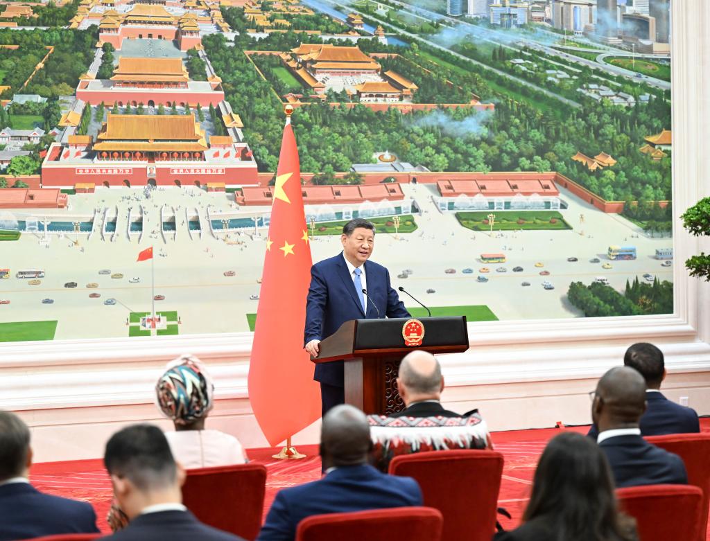 El presidente chino, Xi Jinping, pronuncia un discurso después de recibir las credenciales de 16 nuevos embajadores en China, en el Gran Palacio del Pueblo, en Beijing, capital de China, el 25 de julio de 2025. (Xinhua/Li Xiang) 