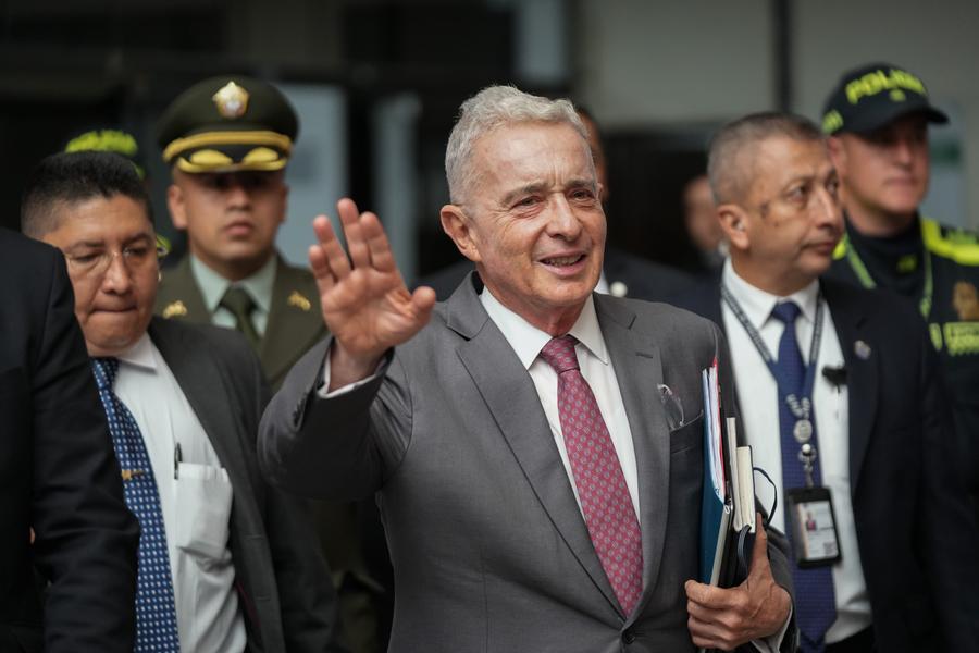 El expresidente colombiano, álvaro Uribe (c), camina por las instalaciones del Complejo Judicial de Paloquemao en donde se lleva a cabo su juicio político, en Bogotá, Colombia, el 10 de febrero de 2025. (Xinhua/Andrés Moreno)