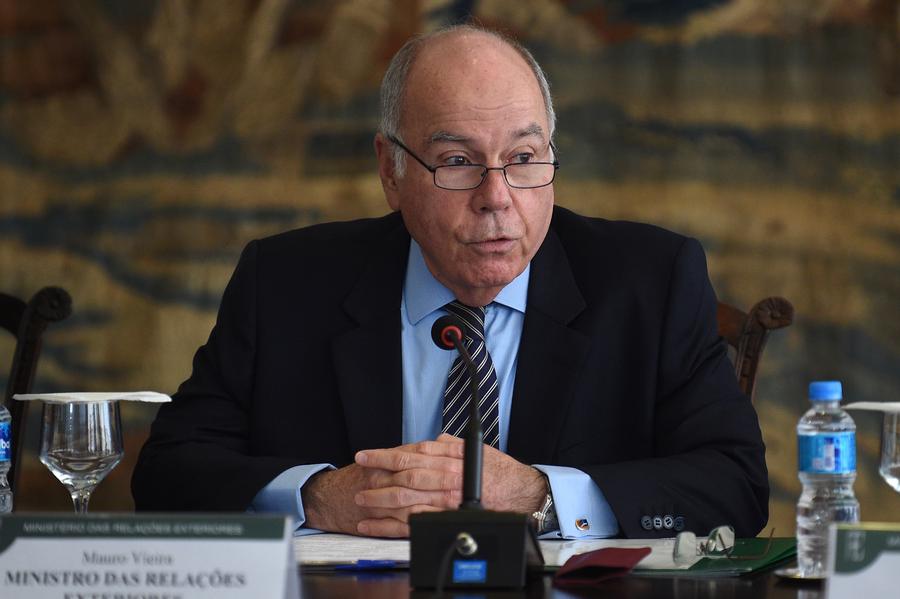 El ministro de Relaciones Exteriores brasile?o, Mauro Vieira, habla durante una reunión en el Palacio de Itamaraty, en Brasilia, capital de Brasil, el 3 de octubre de 2024. (Xinhua/Lucio Tavora)
