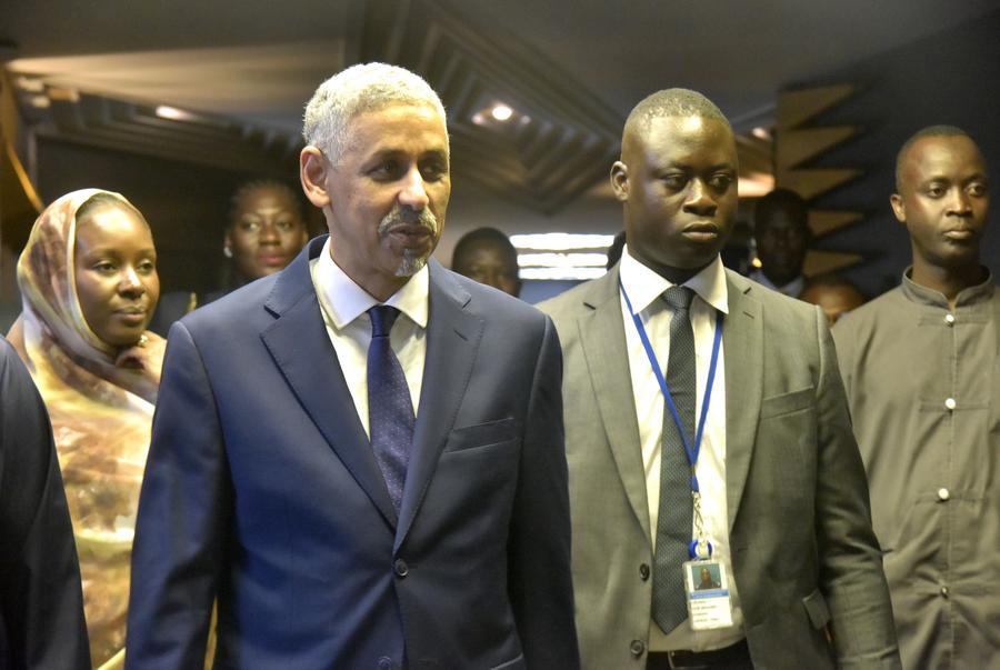 Sidi Ould Tah (2-i), presidente recién elegido del Banco Africano de Desarrollo (BAfD), asiste a la ceremonia de clausura de la 60a reunión anual del BAfD en Abiyán, Cote D' Ivoire, el 30 de mayo de 2025. (Xinhua/Yvan Sonh)