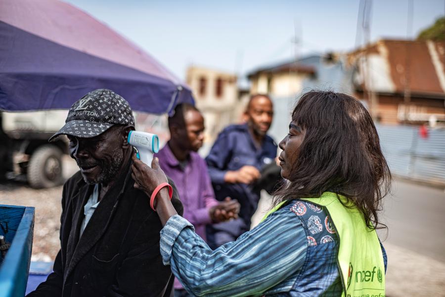 Una trabajadora de la salud revisa la temperatura corporal de un residente local durante una campa?a de concientización contra el mpox, en Goma, en la provincia de Kivu del Norte, en el este de la República Democrática del Congo (RDC), el 12 de diciembre de 2024. (Xinhua/Zanem Nety Zaidi)