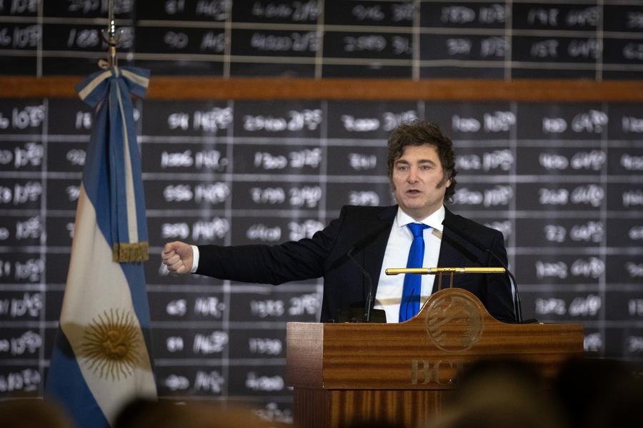 Imagen del 10 de julio de 2025 del presidente argentino, Javier Milei, hablando durante el acto por el 171 aniversario de la Bolsa de Comercio de Buenos Aires, en la ciudad de Buenos Aires, capital de Argentina. (Xinhua/Martín Zabala)