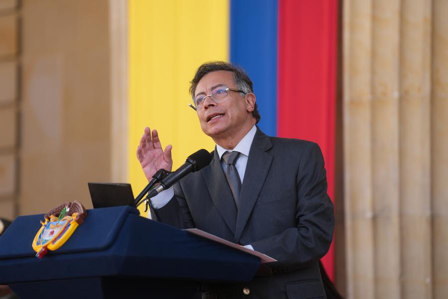 Imagen proveída por la Presidencia de Colombia del presidente colombiano, Gustavo Petro, hablando durante una ceremonia de ascenso del nivel ejecutivo y el ingreso al grado de subintendentes de patrulleros de la Policía Nacional, en Bogotá, capital de Colombia, el 3 de octubre de 2025.  (Xinhua/Juan Diego Cano/Presidencia de Colombia)